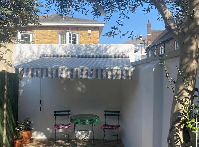 Lovely Entire 1 Bedroom Flat With Patio In Chiswick Superb Location