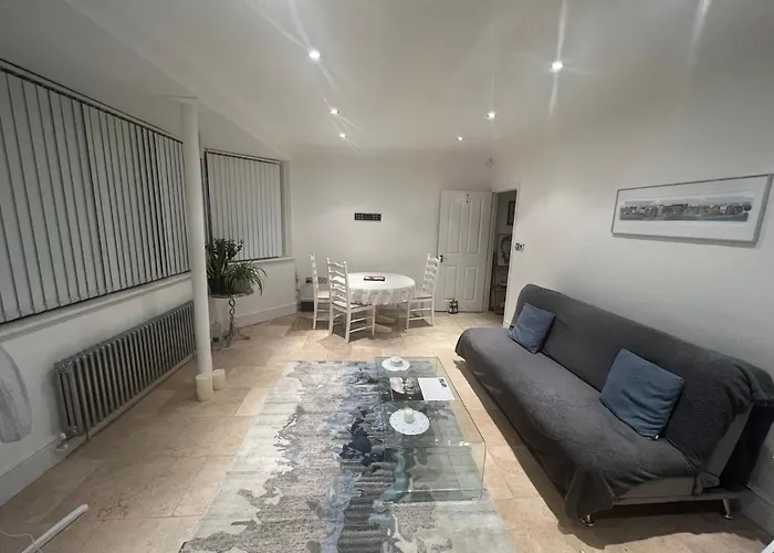 Lovely Entire 1 Bedroom Flat With Patio In Chiswick Superb Location