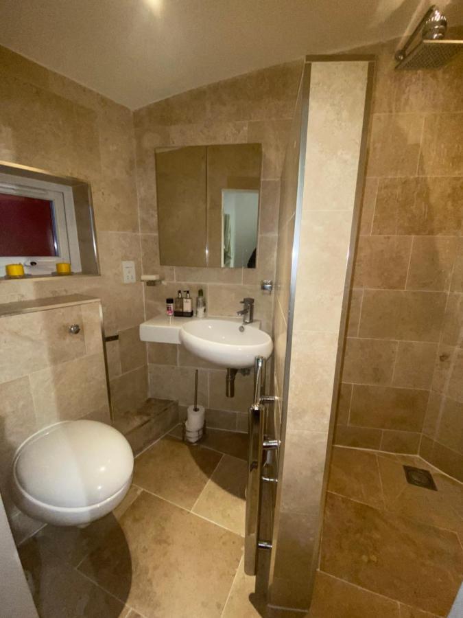 Lovely Entire 1 Bedroom Flat With Patio In Chiswick Superb Location London