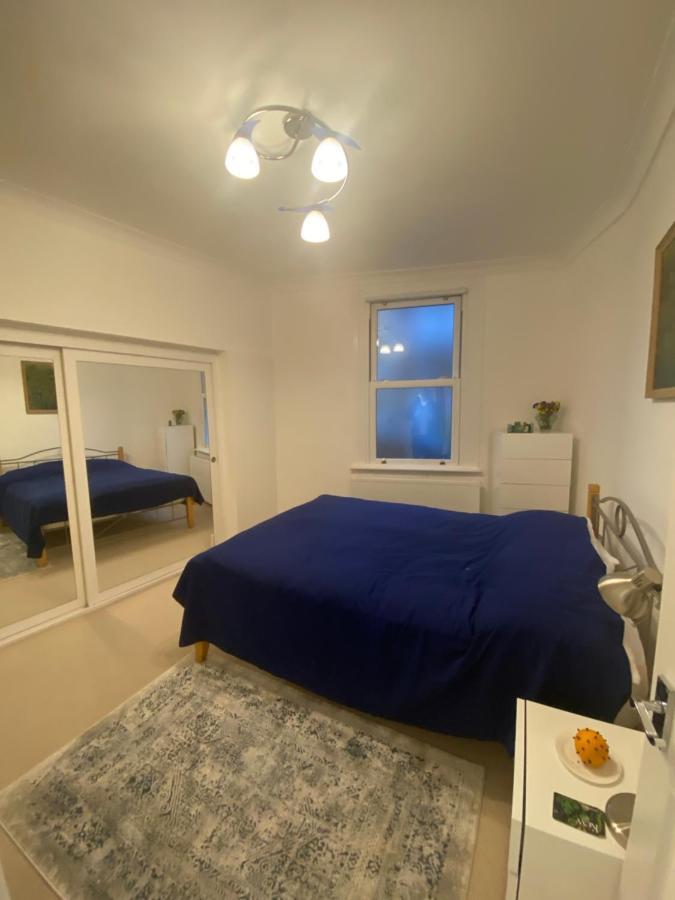 Lovely Entire 1 Bedroom Flat With Patio In Chiswick Superb Location * Londen