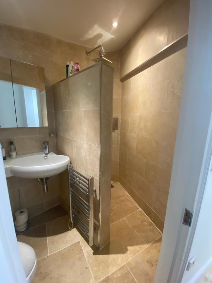 Lovely Entire 1 Bedroom Flat With Patio In Chiswick Superb Location Apartment *