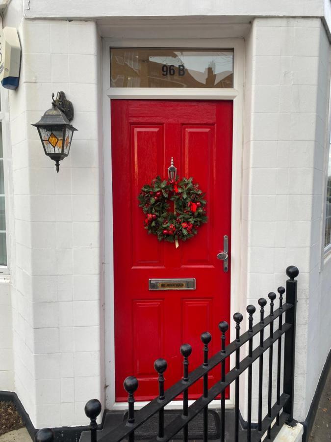 Lovely Entire 1 Bedroom Flat With Patio In Chiswick Superb Location