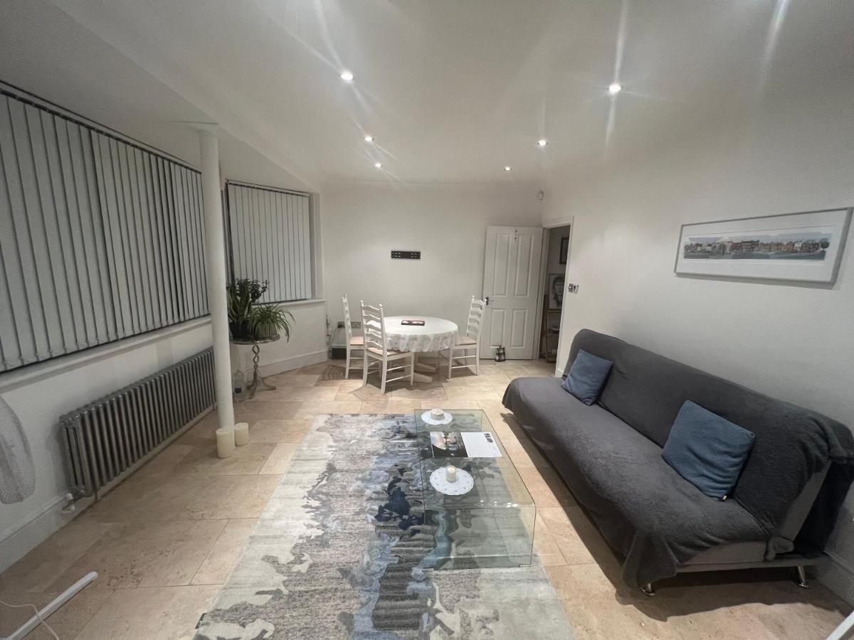 Lovely Entire 1 Bedroom Flat With Patio In Chiswick Superb Location Londen